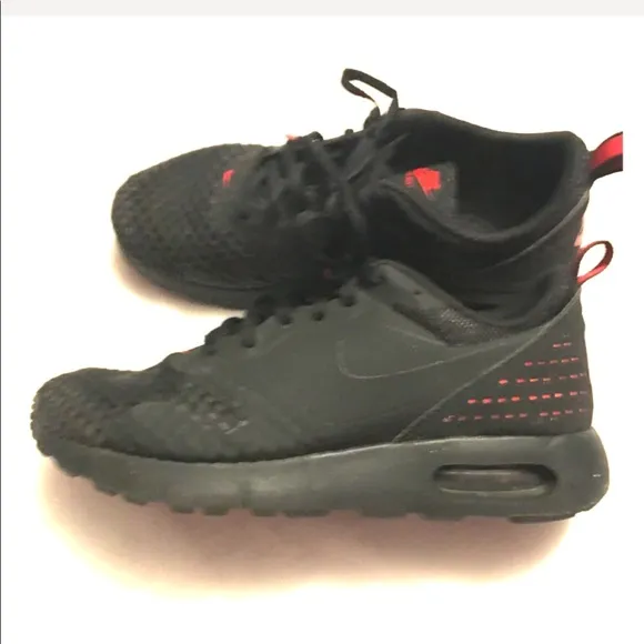 Nike black Air Max tavas red accents sneakers 👟