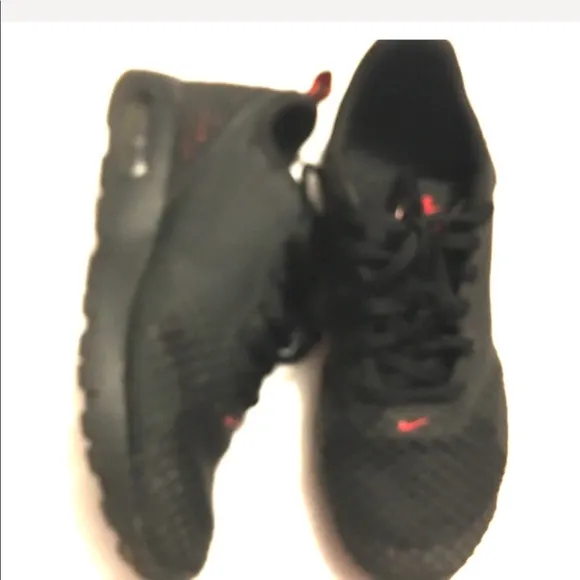 Nike black Air Max tavas red accents sneakers 👟