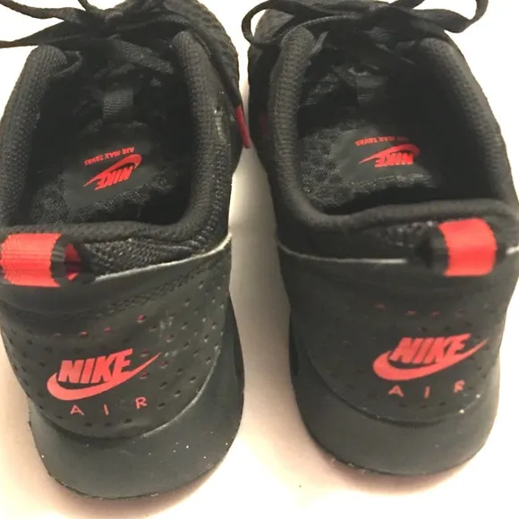 Nike black Air Max tavas red accents sneakers 👟