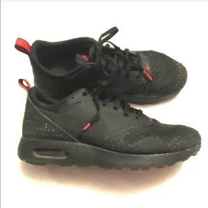 Nike black Air Max tavas red accents sneakers 👟
