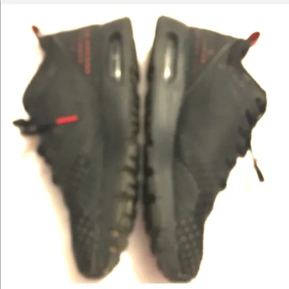 Nike black Air Max tavas red accents sneakers 👟
