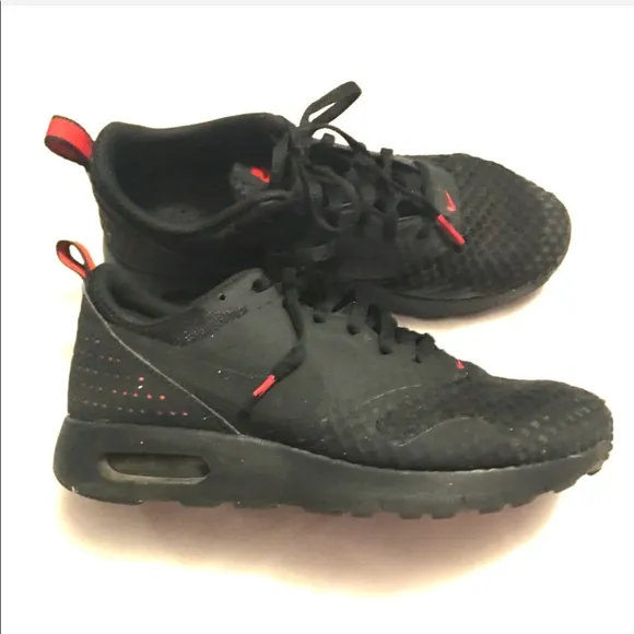 Nike black Air Max tavas red accents sneakers 👟