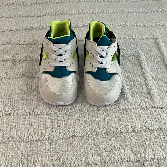 NIKE Gradeschool Huarache Run Sneakers- Size 7