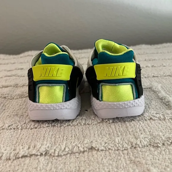 NIKE Gradeschool Huarache Run Sneakers- Size 7