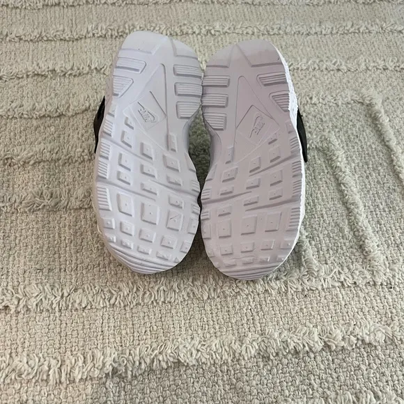 NIKE Gradeschool Huarache Run Sneakers- Size 7