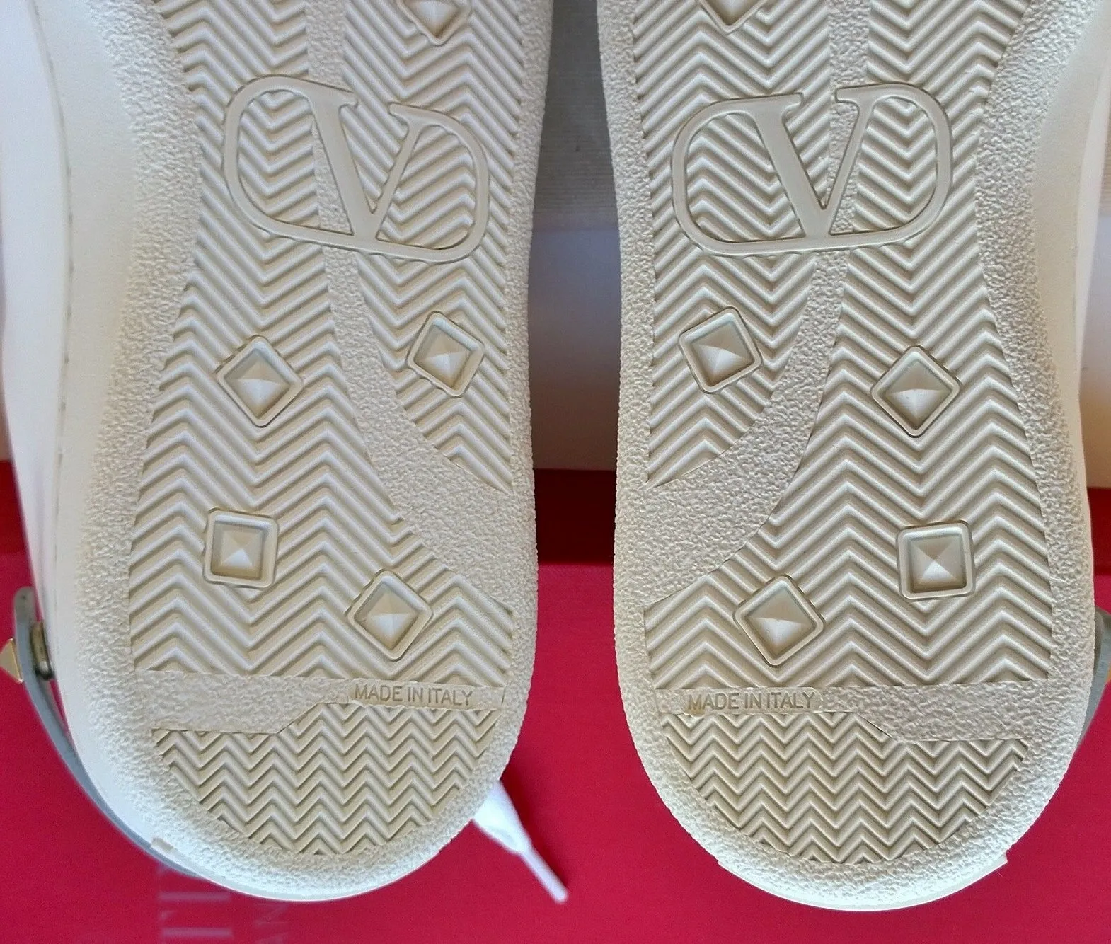 Valentino Garavani Backnet V-logo White Leather Trainers with Silver Tab Rockstud sneakers