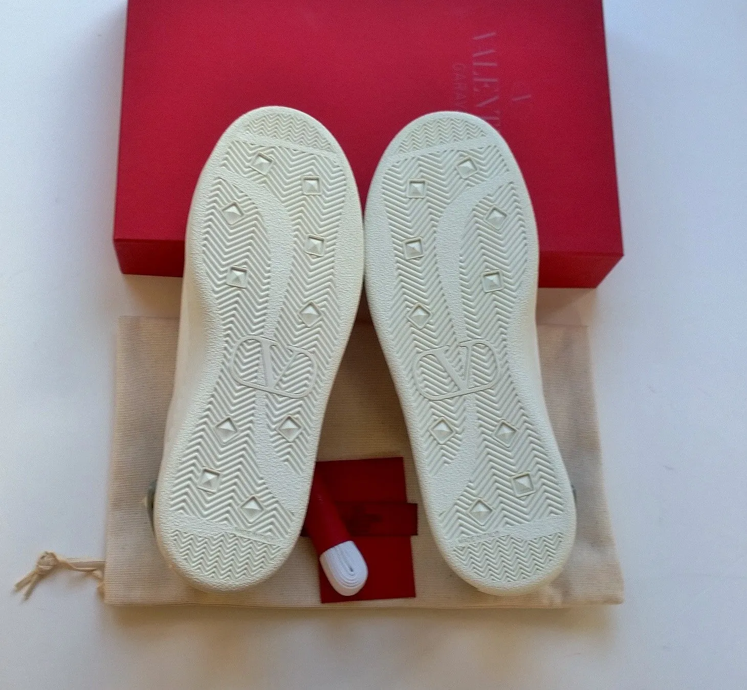 Valentino Garavani Backnet V-logo White Leather Trainers with Silver Tab Rockstud sneakers